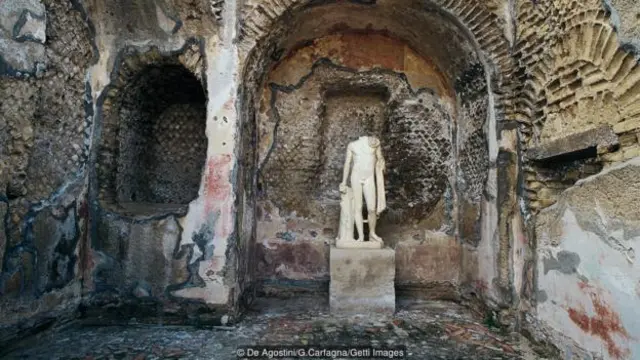 Una de las estatuas del yacimiento arqueológico de Baia.