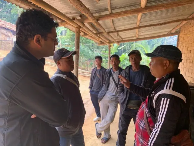 गांववासियों के साथ बीबीसी संवाददाता नितिन श्रीवास्तव