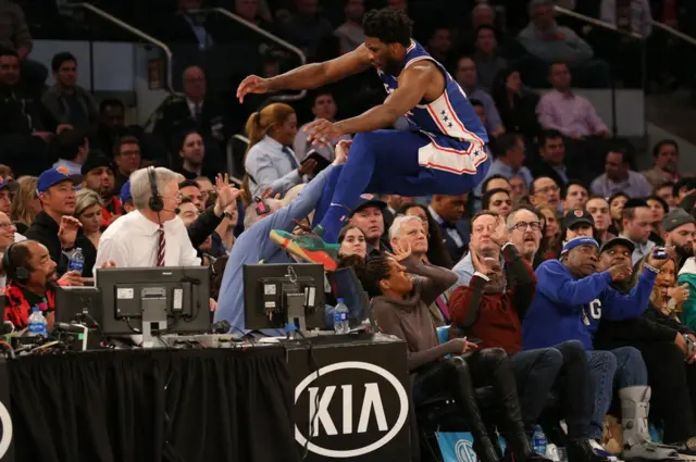 Džoel Embid skače u publiku da zadrži loptu u igri