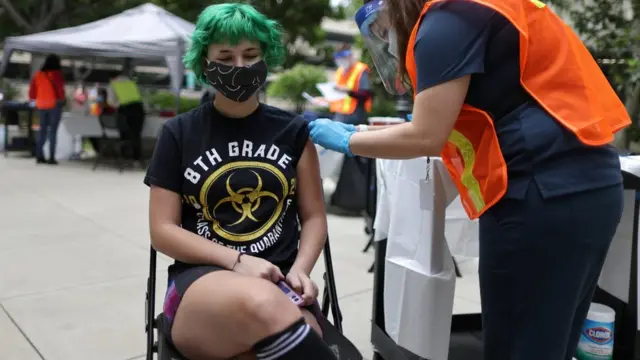 美国加州帕萨迪纳一位女孩接受新冠疫苗注射（14/5/2021）
