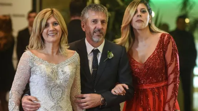 தந்தை கோகெயோ ராசியோ மெஸ்ஸியும் (நடுவில்)? தாய் செலியா மரியா சுச்சிட்டினி (இடது) மற்றும் சகோதரி மரியா சோல் மெஸ்ஸி