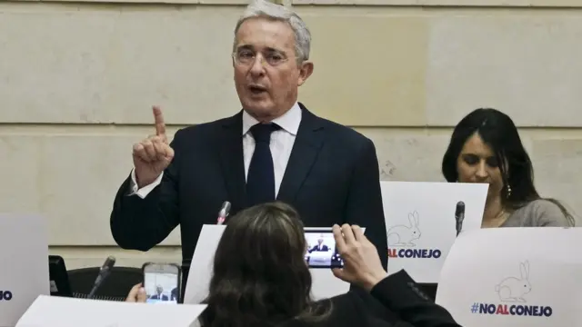 Álvaro Uribe hablando en el Parlamento.
