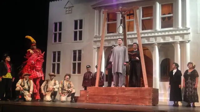 Mekhit alias Mat Piso (Rangga Riantiarno) dalam adegan puncak Opera Ikan Asin Teater Koma.