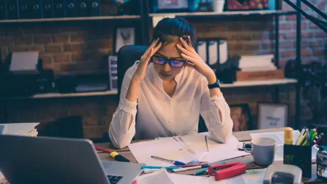 Mujer estudiante preocupada (Foto de Archivo).
