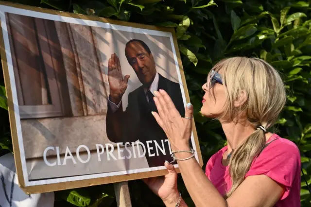 У виллы Берлускони в окрестностях Милана возник стихийный мемориал