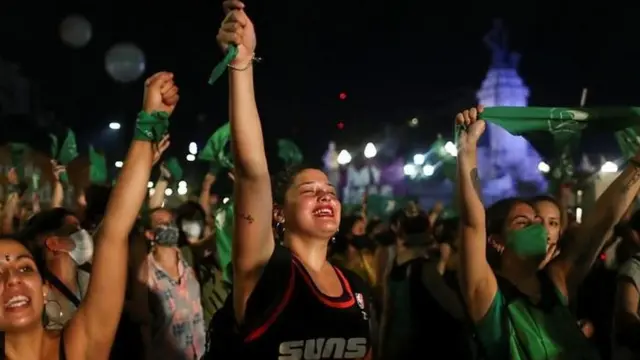 Des activistes ont célébré la légalisation de l'avortement au Sénat à Buenos Aires