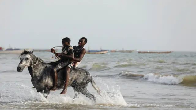 Dhalinyaro faras fuusha, dalka Senegal