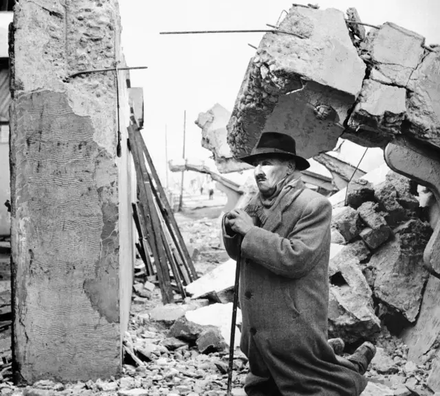 Homem rezasites de prognosticos futebolmeio a destroçossites de prognosticos futebolterremotosites de prognosticos futebolValdivia, no Chile,sites de prognosticos futebol1960