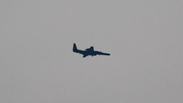 지난 1월 11일 오후 주한미군 오산공군기지에서 고고도정찰기 U-2S가 임무를 마치고 착륙하고 있다. 북한은 전날 밤 당 대회를 기념하는 군 열병식을 실시했다