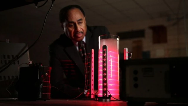 อุปกรณ์สาธิตทางฟิสิกส์ที่เวลาภายในเครื่องเดินโดยเสมือนว่าหมุนไปเป็นวงกลม