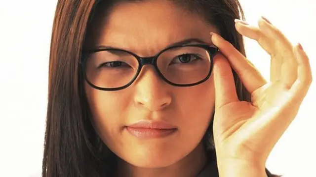 Una mujer con expresión enojada