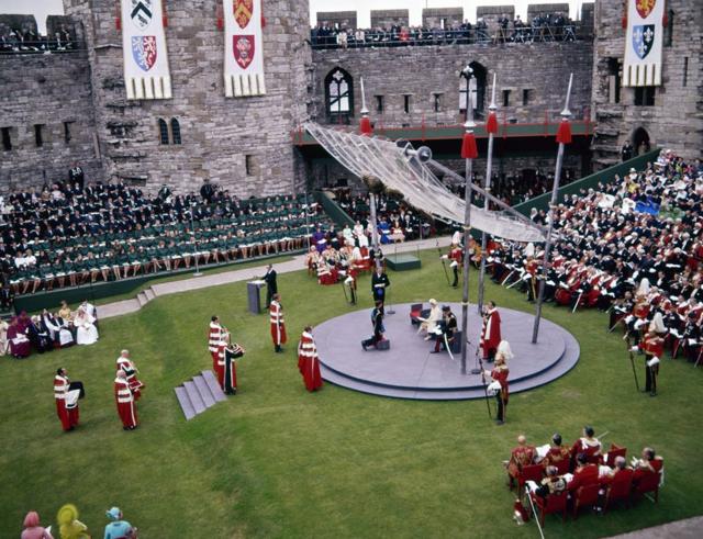 Panorâmica do Caernarfon Castle duante a investidura do príncipe de Gales.