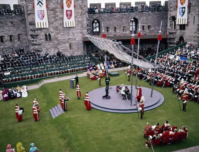 Panorâmica do Caernarfon Castle duante a investidura do prínciperoyal cassinoGales.