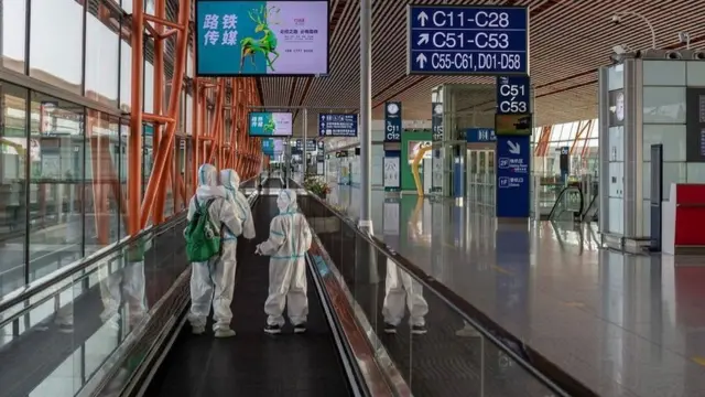 تسبب الوباء في تضاؤل أعداد المسافرين حول العالم حتى تكاد المطارات تخلو من المسافرين