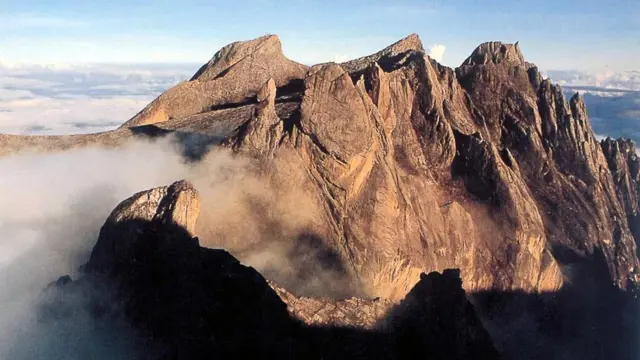 Việc một số khách du lịch chụp ảnh khỏa thân trên Đỉnh Kinabalu của Malaysia từng gây phẫn nộ lớn