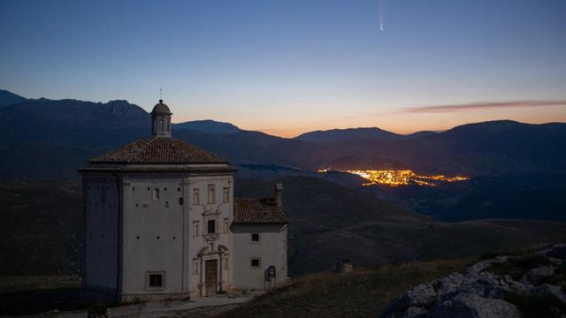 Cometa Neowise brillando sobre la Iglesia de Santa Maria della Pietà en Rocca Calascio, Italia, el 11 de julio.