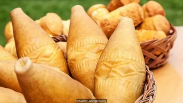 Oscypek là một pho mai có trang trí, được làm ở vùng núi Podhale ở Ba Lan.