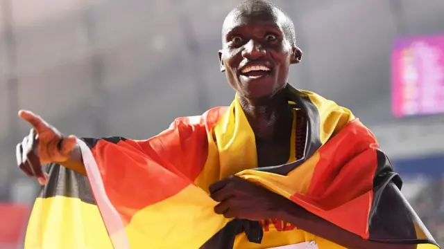 Le coureur ougandais Joshua Cheptegei après sa victoire au 10 000 m, à Doha