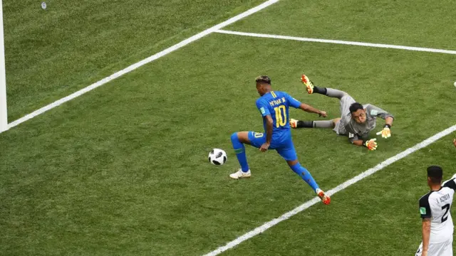 Neymar marca solo frente a la portería frente a un Navas que no pudo hacer nada.