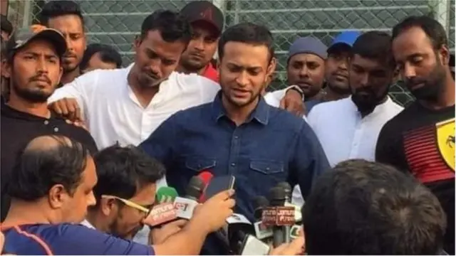 সাংবাদিকদের সামনে দাবিদাওয়া তুলে ধরছেন সাকিব আল হাসান