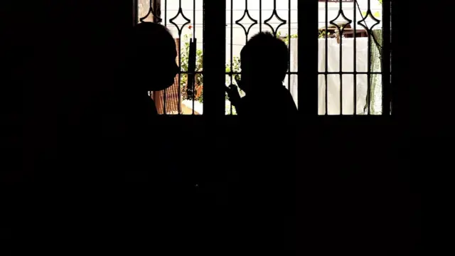 பெற்றோரை இழந்த 5 வயது தத்து பிள்ளையை வளர்க்க துடிக்கும் 79 வயது மூதாட்டியின் நெகிழ்ச்சி கதை