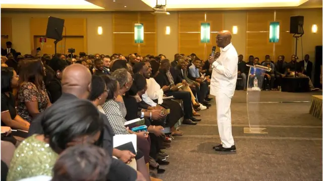 Pasitọ Tunde Bakare atawọn ọmọ ijọ