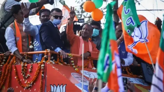 ప్రయాగ్రాజ్లో ఎన్నికల ప్రచారంలో యోగి ఆదిత్యనాథ్