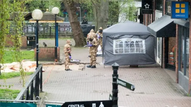 Военные в костюмах химзащиты