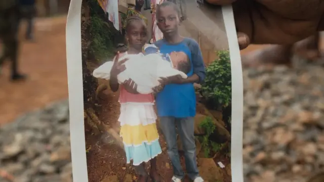 صورة لطفلين من أطفال ياتا الذين فارقوا الحياة يحملان حفيدها