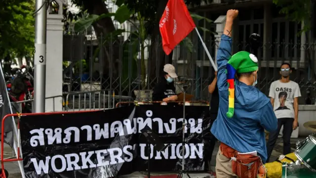 กลุ่มผู้ประกอบการและคนทำงานในสถานบันเทิงชุมนุมที่ทำเนียบรัฐบาล