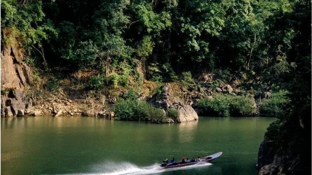 Mae Sot nằm ở phía bắc Thái Lan, giáp Myanmar với sông Moei là biên giới tự nhiên