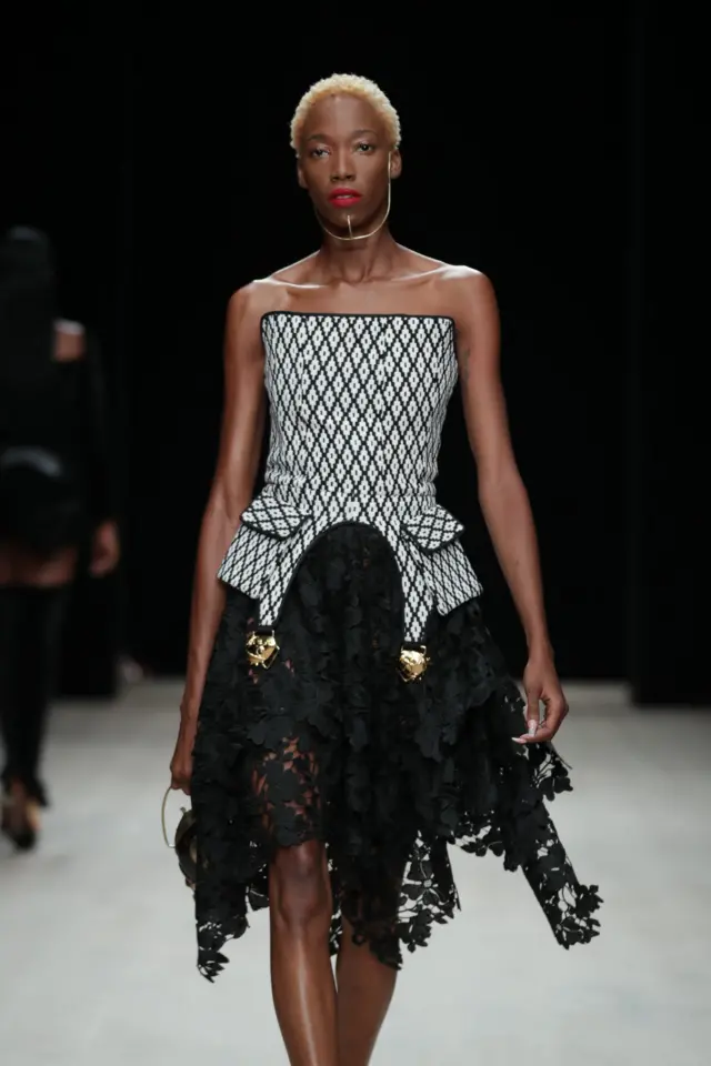 Cré ation Loza Maléombho portée par un mannequin