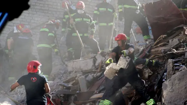 Dağıntılarda işləyən xilasedicilər