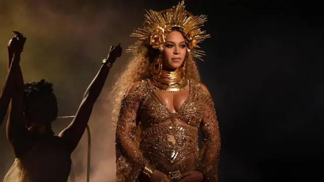 碧昂丝与金·卡戴珊等明星仿拟圣母玛利亚形象的孕照在网上广为流传 。