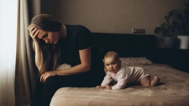 أمرأة مع طفل صغير