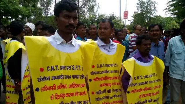 आदिवासी किसान उतरे सड़क पर