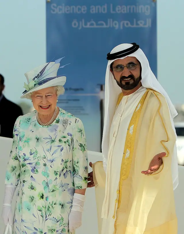 ملكة بريطانيا إليزابيث الثانية برفقة محمد بن راشد آل مكتوم، في الإمارات عام 2010