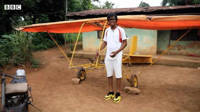 Kenneth Akobundu na ụgbọelu ọ rụrụ