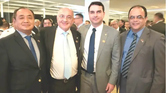 O reverendo ao lado de Flávio Bolsonaro