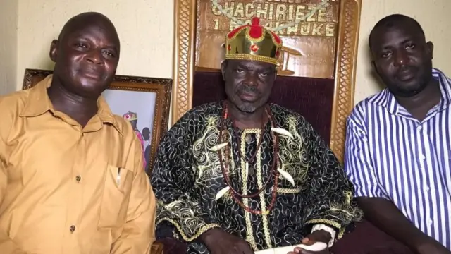 Wakilan BBC tare da wani Basarake a Enugu