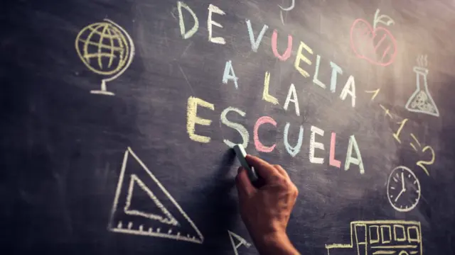Una pizarra con la leyenda: "De vuelta a la escuela".