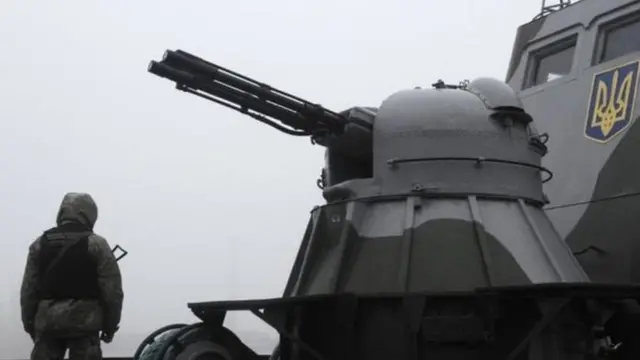 आज़ोफ़ सागर पर एक जहाज़ पर तैनात यूक्रेनियाई सैनिक