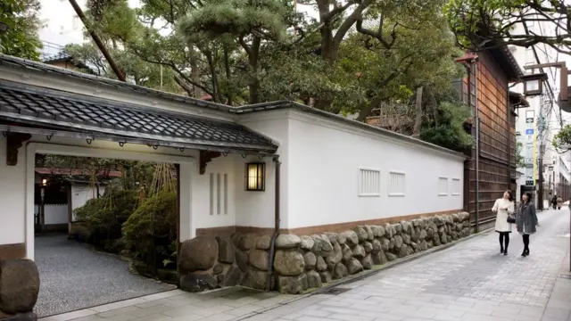 Pengunjung Niigata dapat membuat reservasi di ryotei di distrik Furumachi untuk melihat pertunjukan geigis