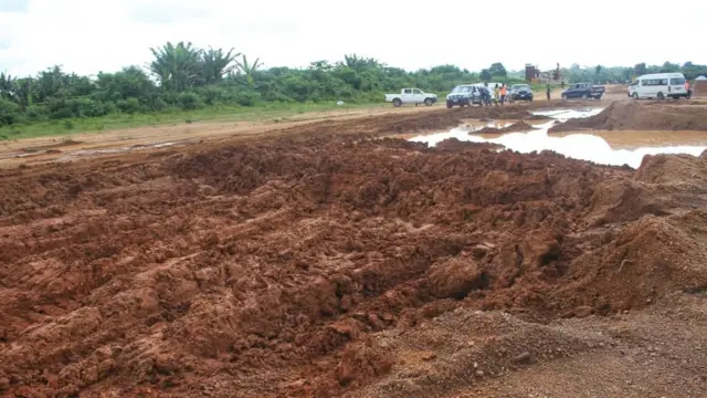 Aworan opopona ti wọn da iṣẹ duro lori rẹ