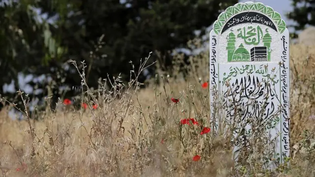 مشكلة قبور السوريين في لبنان