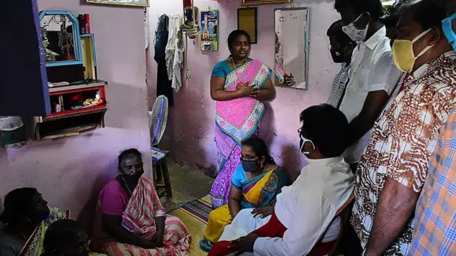 ஜெயராஜ், பென்னிக்ஸ் குடும்பத்திற்கு ஆறுதல் கூறும் பாதிரியார் ஒருவர்.