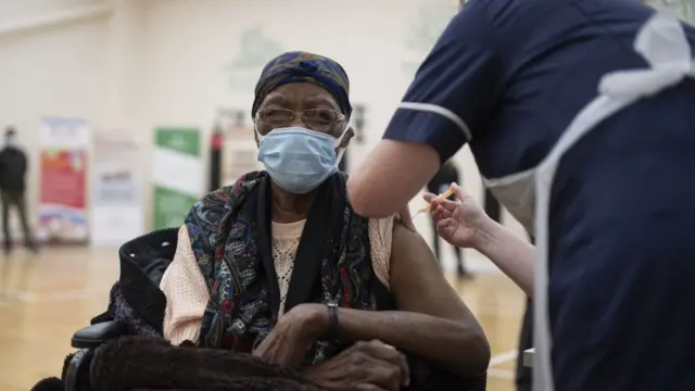 İngiltere'de şimdiye kadar 32 milyonu aşkın kişiye Covid aşısının ilk dozu yapıldı