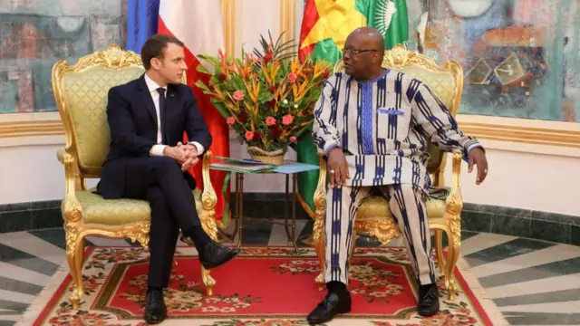 Ouagadougou, la capitale burkinabè est la première étape de la tournée ouest africaine du Président français.