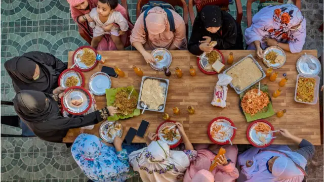 Biyya Filippins Metroo Maanilaatti maatiin walitti qabamuun nyaata wayita sooratan