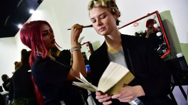 makyaj uzmanı kadın